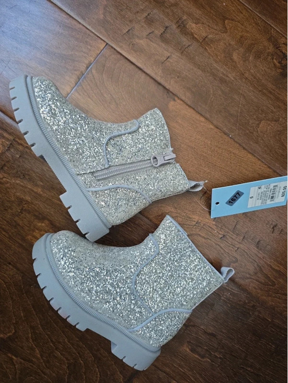 Size 6 brand new boots from target item. 1677 box 25